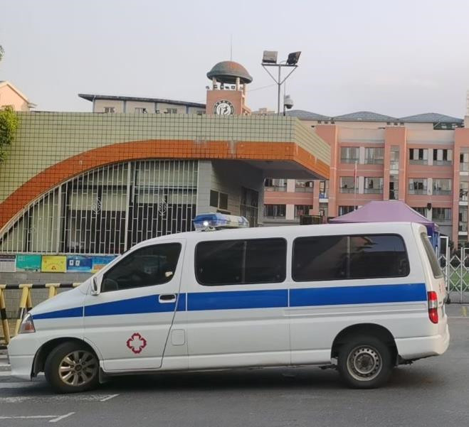 福绵救护车出租护送骨折病人一公里多少钱